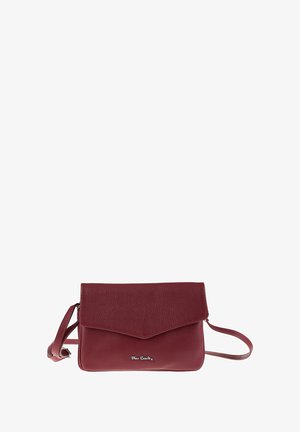 Sac à bandoulière en cuir rouge avec rabat, texture lisse et accent logo à l'avant. Bandoulière réglable incluse.