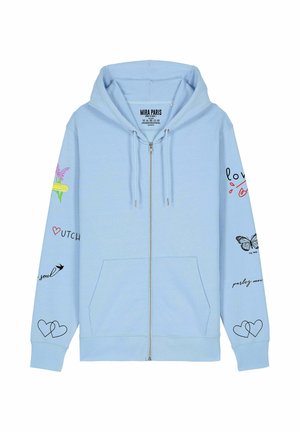 Világoskék cipzáros kapucnis pulóver, amely húzózsinóros kapucnival, első zsebekkel, valamint különféle színes grafikákkal és szövegekkel díszített ujjakon rendelkezik.