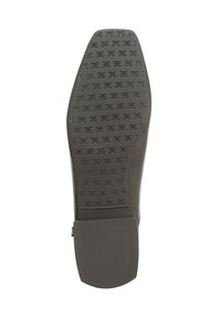 Suola in pelle marrone con un design a grip decorato, caratterizzata da un tacco rettangolare e una finitura liscia e lucida sulla superficie superiore.