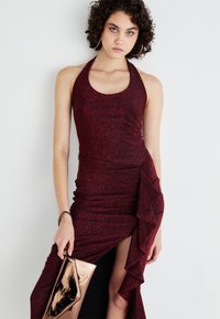 WAL G. GIANI RUFFLE GLITTER MIDI - Rochie cocktail/Rochie petrecere - wine