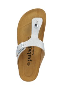 Zilveren glinsterende flip-flop sandaal met een gestructureerde bruine voetbed. Voorzien van een enkele band met een zilveren gesp en cirkelvormig hardware detail.