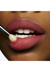 MAC POWDER KISS LIPSTICK - Leppestift - sheer outrage