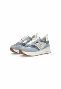 Paire de baskets bleu clair et gris avec lacets blancs, motif floral, accents argentés, semelle blanche épaisse et semelle extérieure marron, inclinée vers la droite.