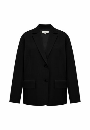 Zwarte op maat gemaakte blazer met twee knopen aan de voorkant, een notch reverskraag, lange mouwen en twee klepzakken op een witte achtergrond.