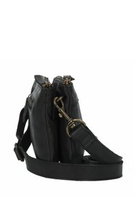Bolso cruzado de cuero negro con dos compartimentos con cremallera, acentos de hardware en latón y una correa ajustable. Textura suave y forma compacta.