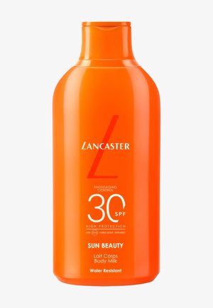 Oransje flaske med Lancaster Sun Beauty bodymilk med SPF 30, vannavstøtende, som tilbyr høy beskyttelse mot UVB, UVA, synlig lys og infrarødt.