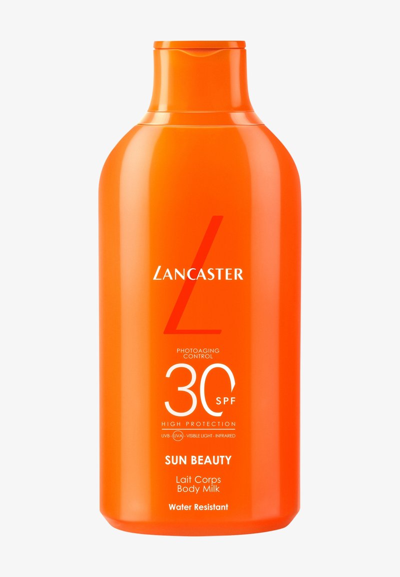 Bottiglia arancione di latte corpo Lancaster Sun Beauty con SPF 30, resistente all'acqua, offre un'alta protezione contro UVB, UVA, luce visibile e infrarossi.