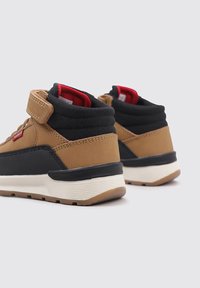 Levi's® ASCOT MINI - Botines con cordones - camel