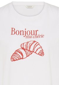 T-shirt blanc avec texte rouge "Bonjour ma chérie" au-dessus de deux croissants rouges illustrés sur le devant.