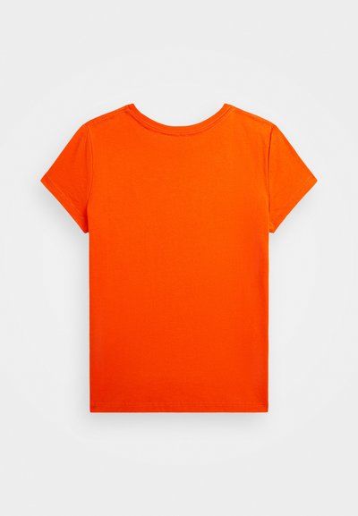 T-shirt s kratkimi rokavi v živahni oranžni barvi, ki se ponaša z gladko in enotno teksturo ter klasičnim okroglih izrezom z urejenim šivanjem.