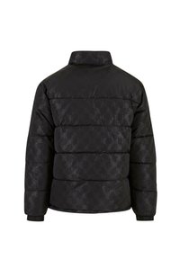 Sort dunjakke med et subtilt præg mønster, der har en høj krave, ribstrikkede manchetter og et quiltet design.