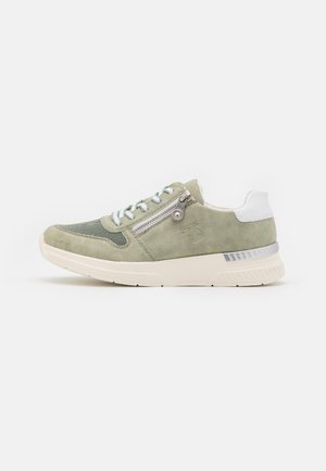 Grüne Wildleder-Sneaker mit Mesh-Akzenten, weißer Ferse, metallischen Reißverschlussdetails, kontrastierenden Schnürsenkeln und einer strukturierten weißen Sohle.