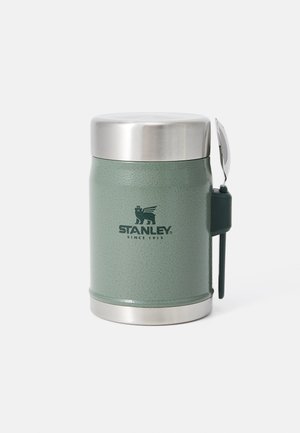 Grøn termisk madbeholder i rustfrit stål med sølvfarvet låg og fastgjort ske på hvid baggrund.