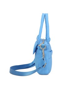 Kék párnázott válltáska két füllel, levehető pánttal és cipzáras zárással. Simaság jellemzi a textúrát, ezüst színű fém kiemelésekkel.