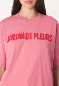 Gina Tricot OVERSIZED TEE - Marškinėliai su spaudiniu - chateau rose