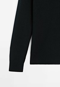 Pull noir en maille à manches longues avec poignets et ourlet côtelés, présenté sur fond blanc.