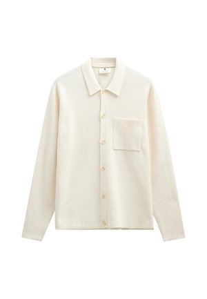 Camicia crema a maniche lunghe con colletto, bottoni frontali e una tasca sul petto, mostrata su sfondo bianco.