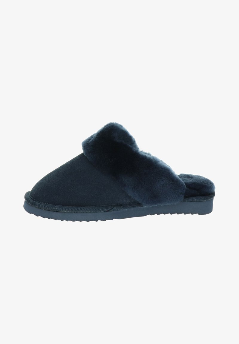 Marineblauwe slippers met een zachte, fluffy bovenkant en gladde suède material. Het ontwerp heeft een open teen en een geprofileerde rubberen zool voor grip.