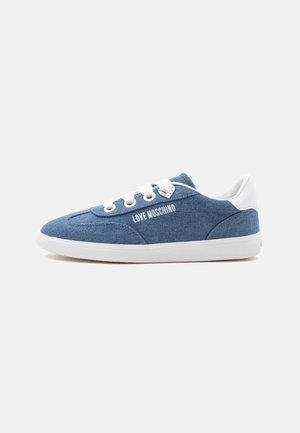 Blauwe denim lage sneaker met witte zool, veters en hieltab, met de tekst "LOVE MOSCHINO" aan de zijkant en een hartvormig veteroog.