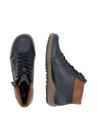 Baskets montantes en cuir marine avec des accents en daim marron, surface texturée, bout arrondi, lacets à l'avant et semelle en caoutchouc robuste.