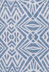 Motif tribal géométrique bleu et blanc avec des formes de losanges et de flèches dans un design textile répétitif.