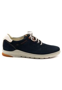 Zapatillas deportivas azul marino de ante con paneles de malla, punta redondeada, suela gris claro y acentos en naranja y blanco.