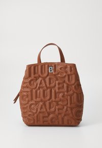 Borsa a mano marrone con una superficie texturizzata e lettering impressi. Caratterizzata da due manici corti e una chiusura con zip. Superficie in pelle liscia con un design moderno.