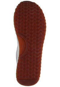 Suela de zapatilla blanca con un patrón texturizado y ondulado. Material de goma en color óxido, con un detalle de marca circular cerca del talón. Talla 37 marcada.