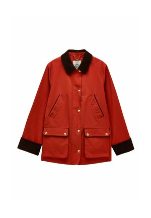 Rote Jacke mit braunem Cordkragen, zwei Fronttaschen mit Klappen und goldenen Knöpfen. Glatte Textur, gerader Schnitt und lässiges Design.