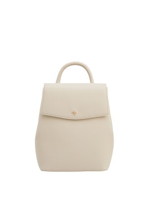 Beige leren rugzak met een bovenhandvat, een voorklepsluiting en een kleine gouden bijversiering op de klep.