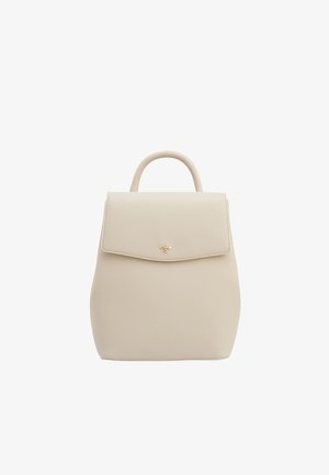 Beigefarbener Leder-Rucksack mit einem Tragegriff oben, einem Verschluss vorne und einer kleinen goldenen Bienenverzierung auf der Klappe.