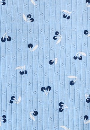 Tejido de punto azul claro con canalé vertical y pequeños motivos de cerezas azul oscuro con hojas blancas esparcidas.