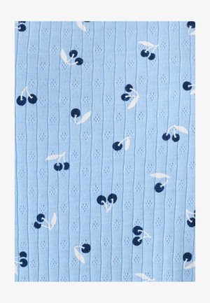 Tejido de punto azul claro con canalé vertical y pequeños motivos de cerezas azul oscuro con hojas blancas esparcidas.