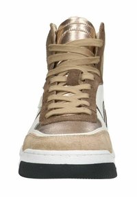 Hoge sneaker met een beige Suède en metallic gouden bovenkant, beige veters, gevoerde kraag en een witte en zwarte rubberen zool.