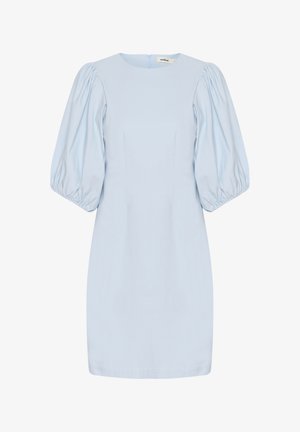 Jasnoniebieska sukienka z bufkami, z zaokrąglonym dekoltem i zamkiem z tyłu. Gładki materiał o dopasowanej sylwetce oraz długości do kolan.