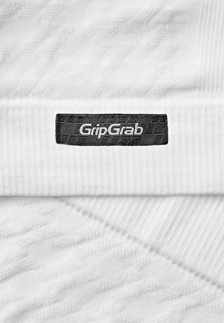 Weißer Fahrradhandschuh aus strukturiertem Material. Verfügt über ein schwarzes GripGrab-Label mit weißem Schriftzug. Das Design umfasst gerippte und glatte Abschnitte.