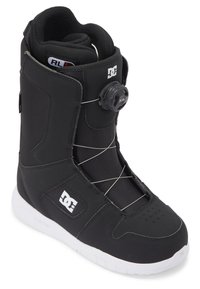 Bota de snowboard negra con upper de textil impermeable, sistema de cordones BOA, cuello acolchado y suela de goma blanca. Presenta el logo en el costado.