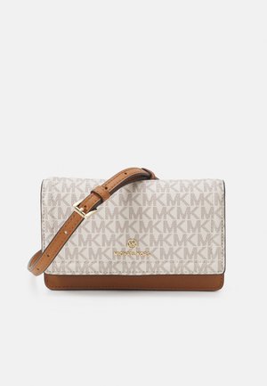 Torebka Michael Kors na ramię z beżowym wzorem logo, brązowym skórzanym wykończeniem, regulowanym paskiem oraz złotą plakietką z logo z przodu.