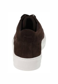 Braune Wildledersneaker mit einer weißen Gummisohle, gepolstertem Kragen und Zunge sowie einem klaren, minimalistischen Design für den täglichen Gebrauch.