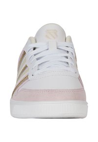Weiße Sneakers mit rosa Wildlederakzenten, goldenen und blauen Streifen und strukturiertem Gummisohle. Merkmale sind eine runde Zehenpartie und ein Schnürdesign.
