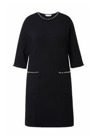 Schwarzes Kleid aus Strickmaterial mit rundem Ausschnitt und Perlenakzenten, dreiviertel Ärmel und zwei Fronttaschen.