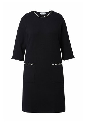 Czarna sukienka wykonana z dzianiny, z okrągłym dekoltem ozdobionym perełkami, rękawami do połowy przedramienia oraz dwoma kieszeniami z przodu.