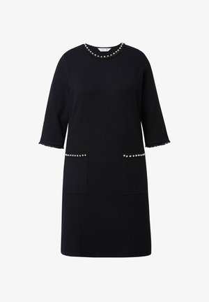 Schwarzes Kleid aus Strickmaterial mit rundem Ausschnitt und Perlenakzenten, dreiviertel Ärmel und zwei Fronttaschen.