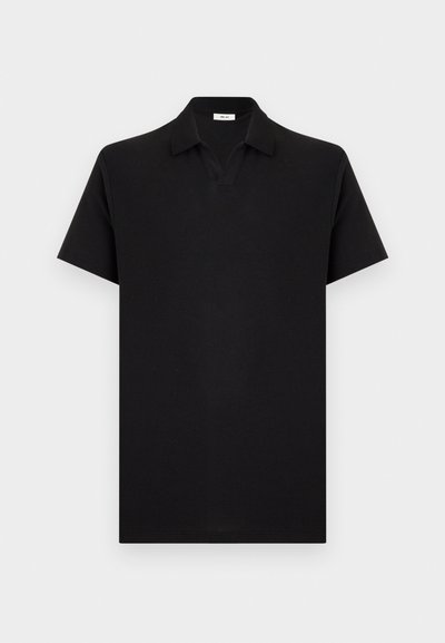 Polo noir à manches courtes avec col classique et encolure en V, présenté sur un fond uni gris clair.