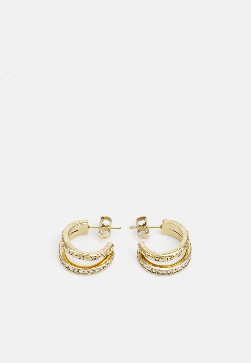 Boucles d'oreilles créoles en or avec trois designs empilés présentant des surfaces texturées, lisses et ornées. Comprend des détails d'accent scintillants.
