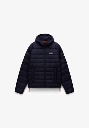 Giubbotto imbottito navy con zip frontale e cappuccio. Presenta un design trapuntato orizzontale, due tasche frontali e un accento arancione sul colletto.