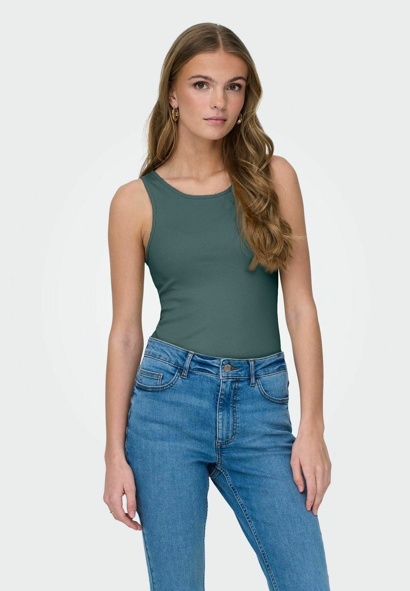 Top a maniche corte di un verde scuro e rigato con scollatura rotonda abbinato a jeans in denim blu a vita alta. Presenta un design aderente e una texture liscia.