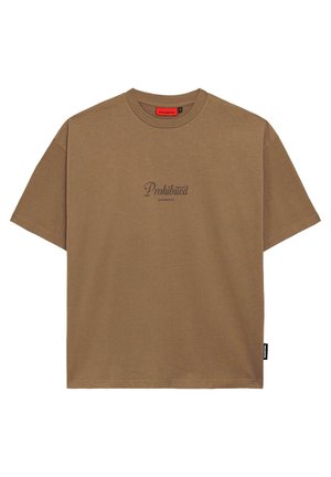 Ruskea puuvillapaita lyhyillä hihoilla, pyöreä kaula-aukko, jossa edessä ja sivulapussa on "Kielletty" -teksti kaunokirjasin fontilla.