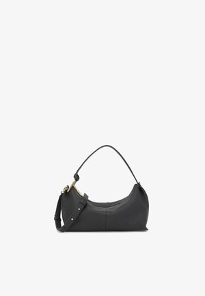 Borsa a mano in pelle nera con forma curva, ferramenta dorata, manico singolo superiore e tracolla regolabile su sfondo bianco.