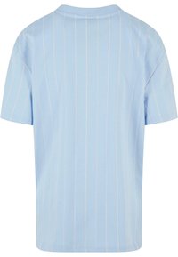 Helles blaues Baumwoll-T-Shirt mit kurzen Ärmeln, versehen mit schmalen vertikalen weißen Streifen und einem klassischen Rundhalsausschnitt. Glatte Textur.